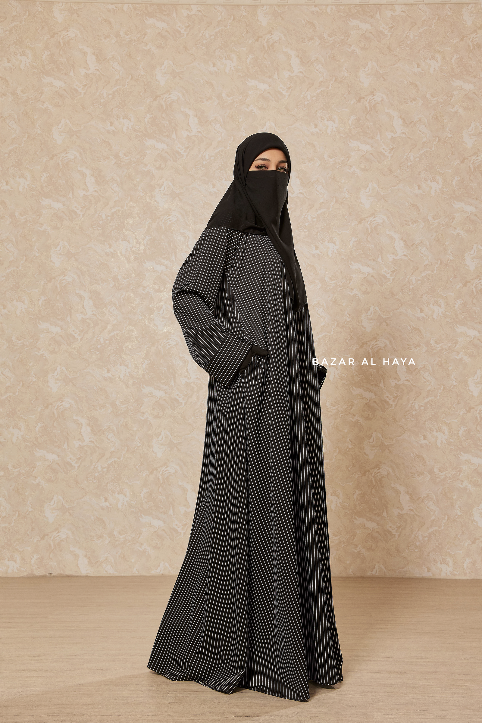 ヒヤパカ Black & White Striped Madina Abaya - Soft Relaxed Fit