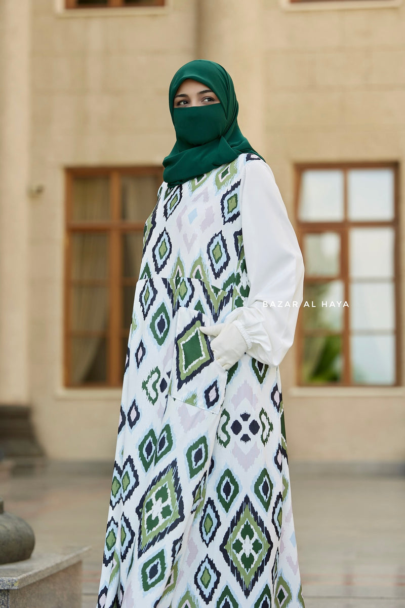 Reema Green & White  Print Dress In Classic Style - Side Pockets
